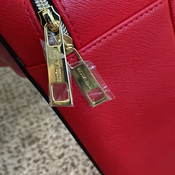 NWOT Red zip up travel bag by Estée Lauder with gold hardware - Picture 6 of 9